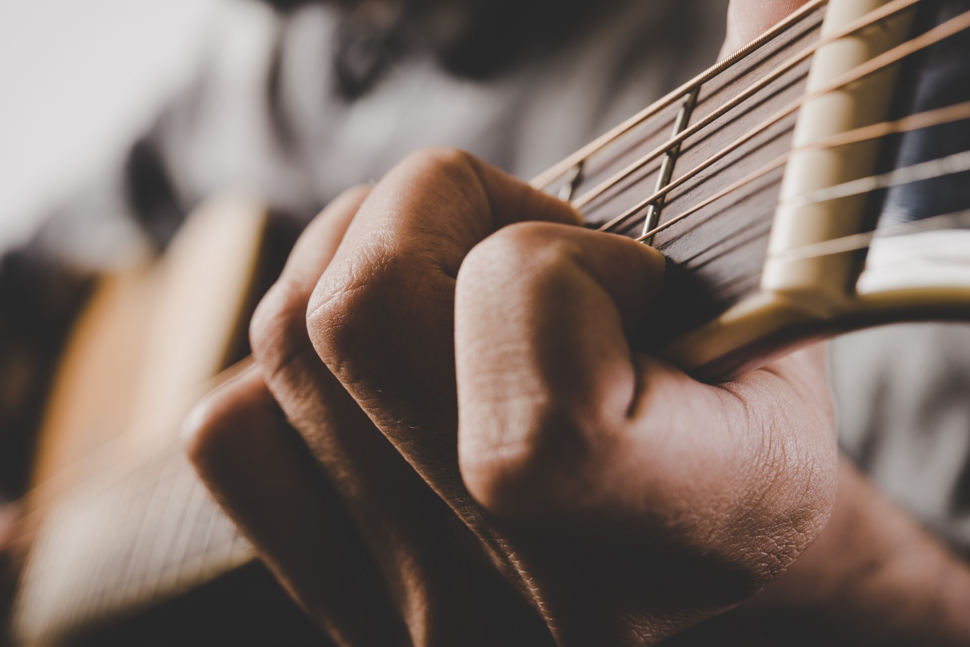 O “Louvor em Cena” é uma oportunidade de destaque para artistas cristãos de Manaus, incentivando o desenvolvimento musical local e a expressão artística com valor cultural.