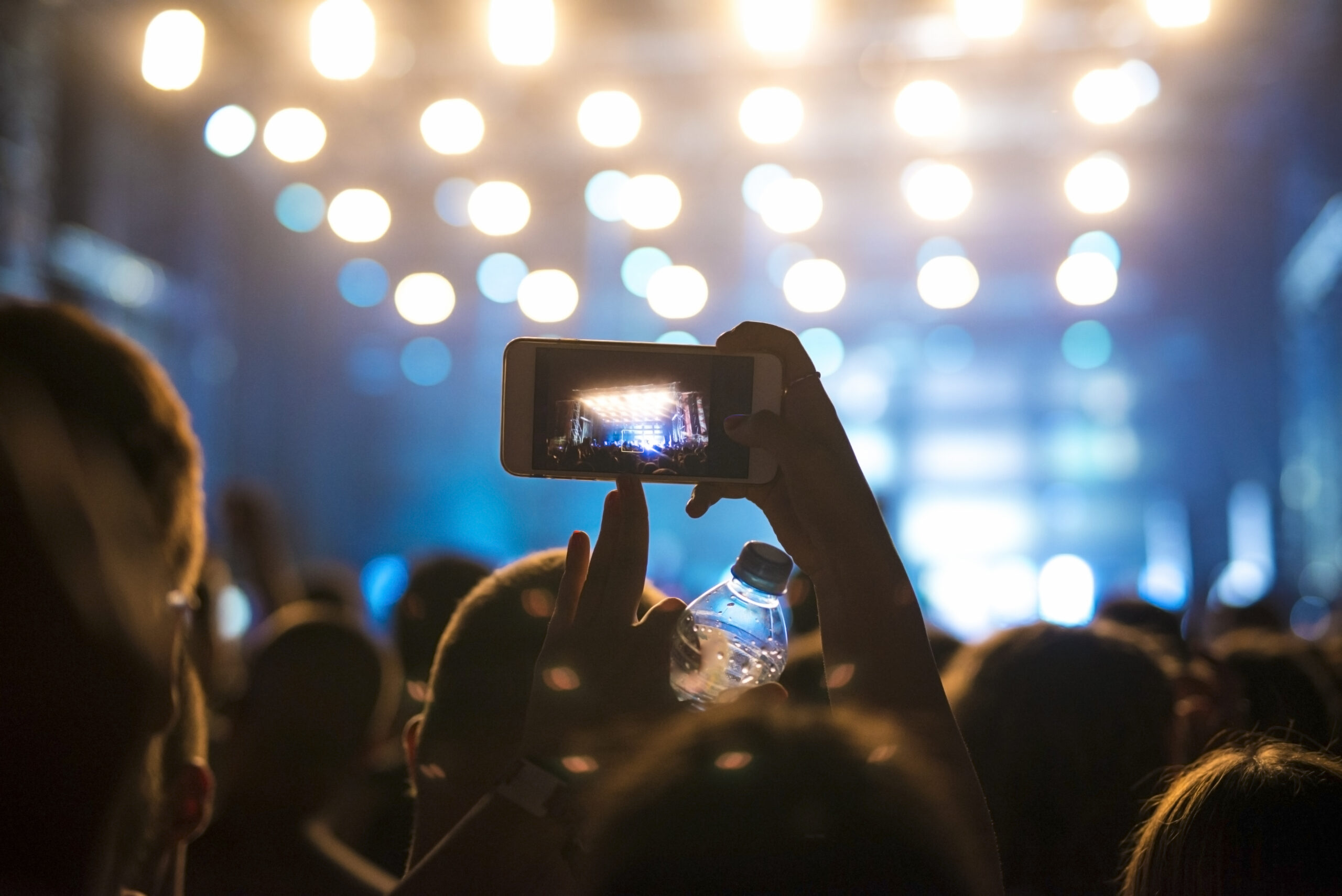 Festival gospel ‘Ore Comigo 2025’ mobiliza 50 mil pessoas na Arena MRV, com gravação de DVD e mais de 14 toneladas de alimentos arrecadados.